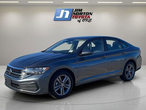 Used 2024 Volkswagen Jetta SE image 1