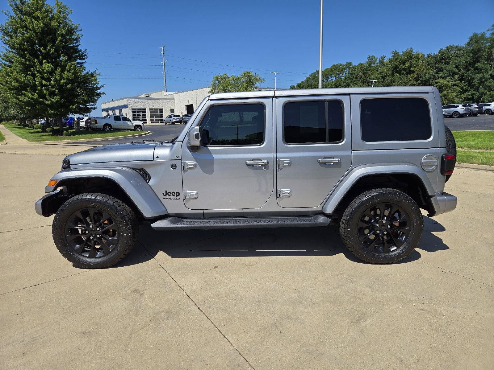 Used 2021 Jeep Wrangler Unlimited Sahara AWD/4WD image 5