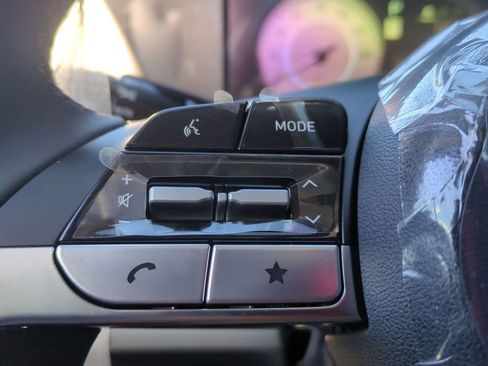 Certified 2025 Hyundai Elantra Limited FWD image 14