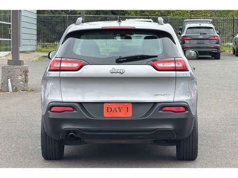 Used 2016 Jeep Cherokee Sport FWD image 6