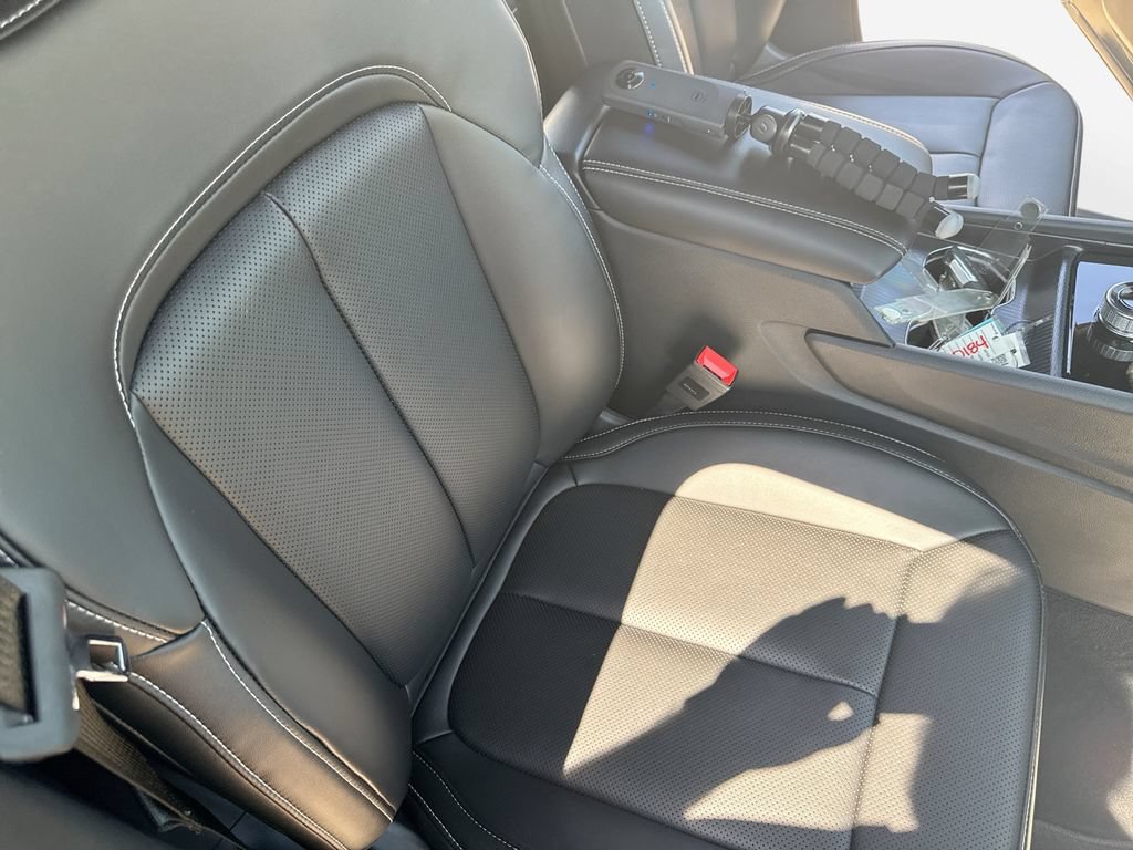 New 2026 Jeep Grand Cherokee Limited w/ Luxury Tech Group II RWD image 28