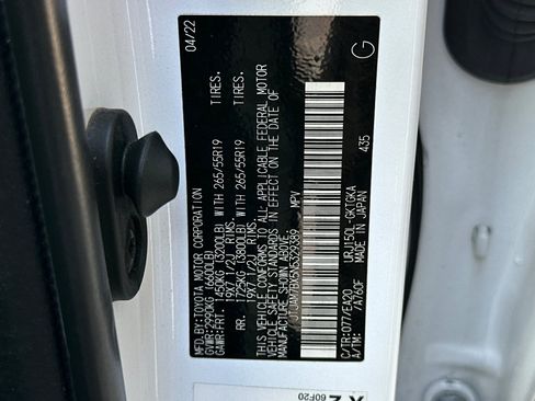 Used 2022 Lexus GX 460 Premium w/ Accessory Package AWD/4WD image 29