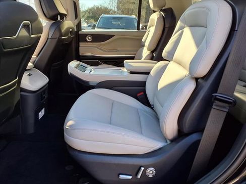 New 2025 Lincoln Navigator Reserve AWD/4WD image 9