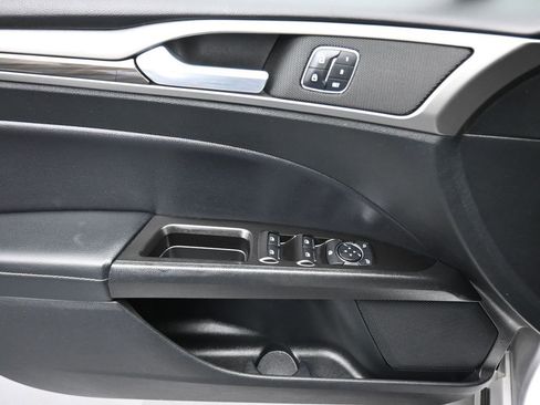 Used 2017 Ford Fusion SE image 10