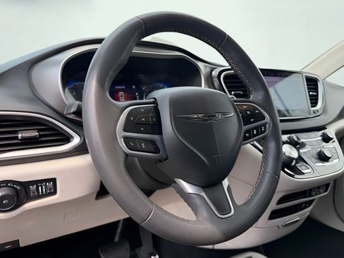 Used 2022 Chrysler Pacifica Touring-L FWD image 49