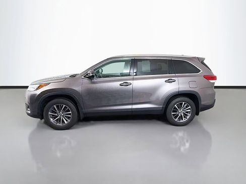 Used 2019 Toyota Highlander XLE AWD/4WD image 4