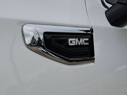Certified 2022 GMC Yukon SLT w/ SLT Luxury Package AWD/4WD image 28