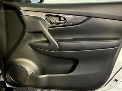 Used 2019 Nissan Rogue S image 65