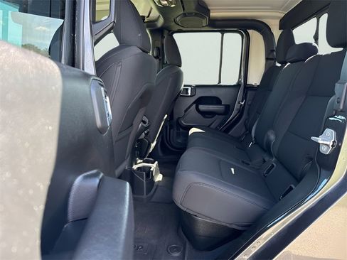 Used 2022 Jeep Gladiator Willys image 16