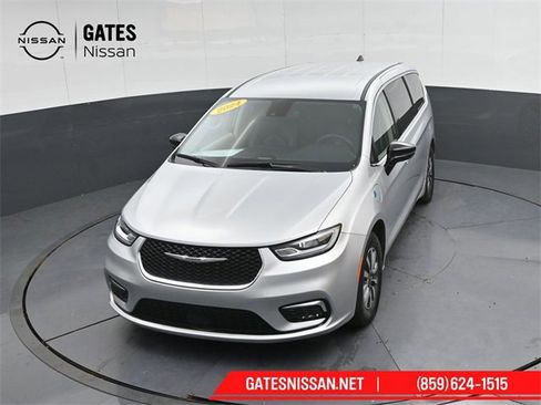 Used 2024 Chrysler Pacifica Select image 42
