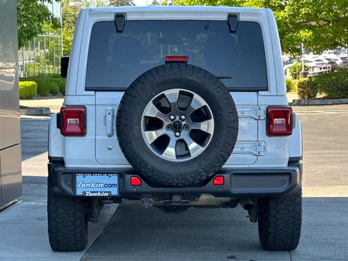 Used 2018 Jeep Wrangler Unlimited Sahara AWD/4WD image 4