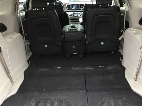 Used 2018 Chrysler Pacifica Touring-L image 5