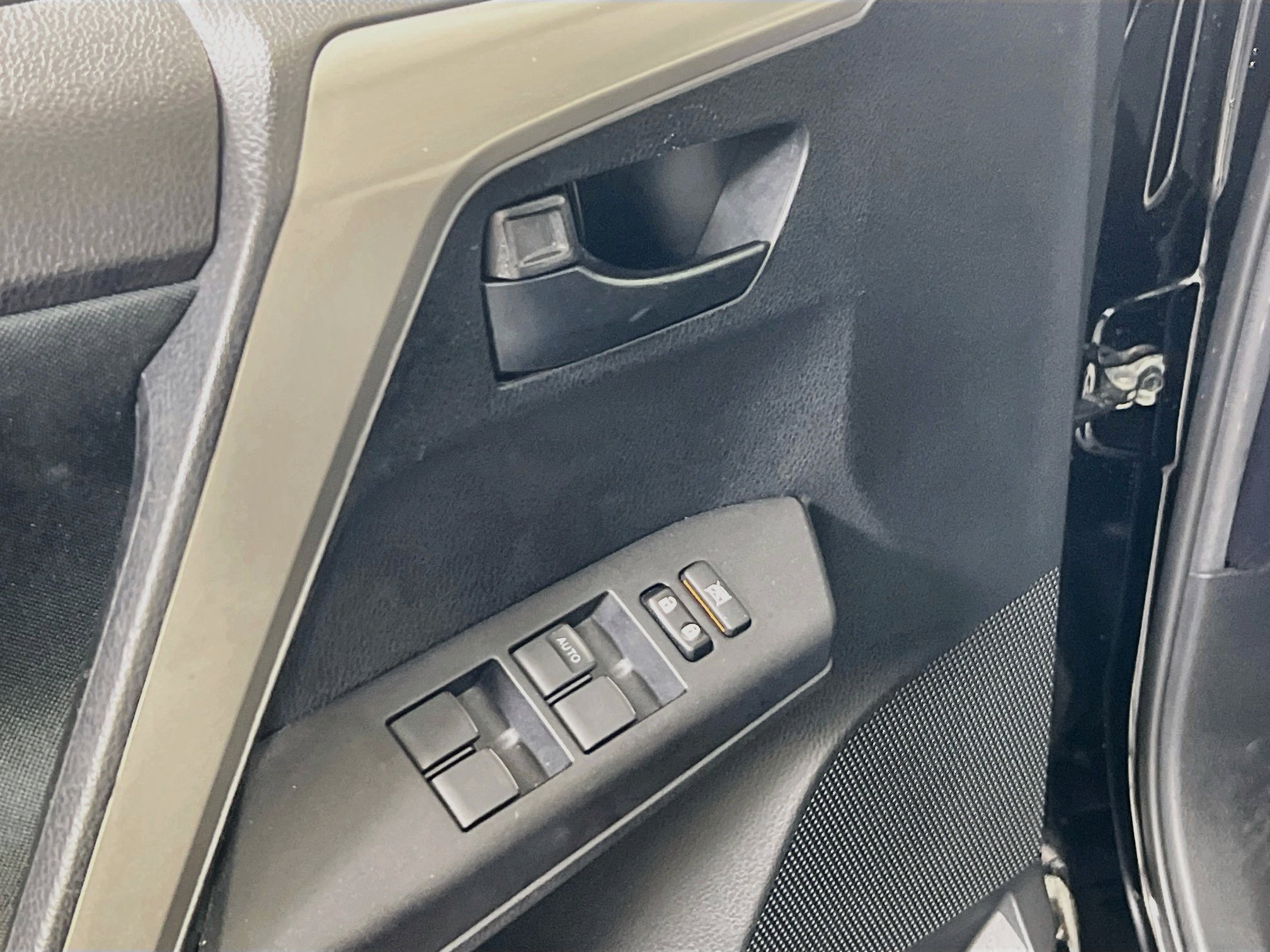 Used 2018 Toyota RAV4 LE w/ All Weather Liner Package AWD/4WD image 17
