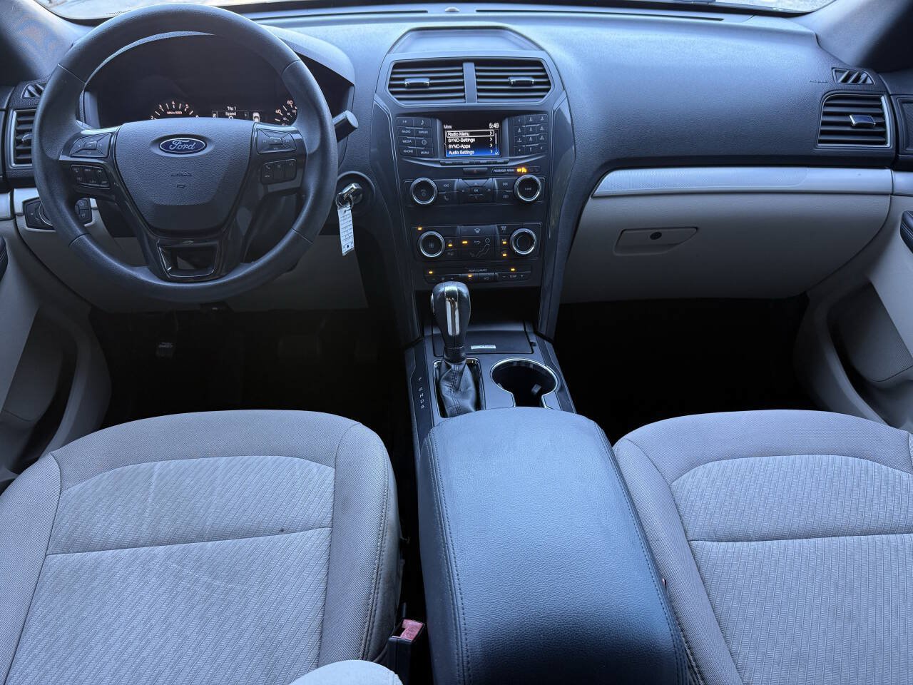 Used 2018 Ford Explorer FWD image 2