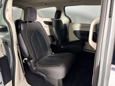 Used 2023 Chrysler Voyager LX image 34