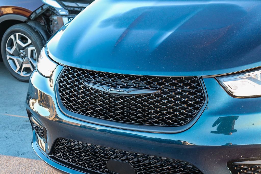 Used 2025 Chrysler Pacifica Limited FWD image 6