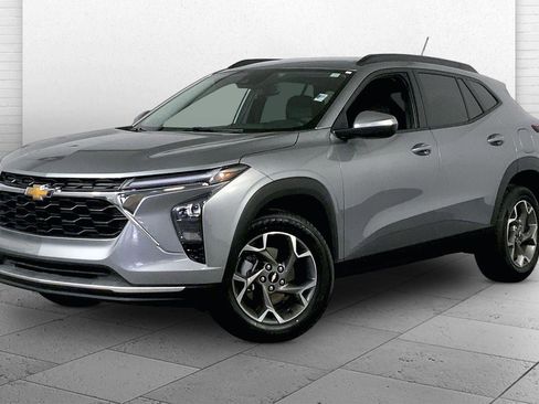 Used 2025 Chevrolet Trax LT w/ LT Convenience Package image 12