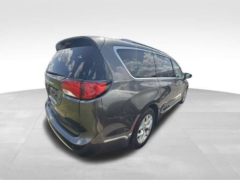 Used 2018 Chrysler Pacifica Touring-L Plus w/ Tire & Wheel Group FWD image 12