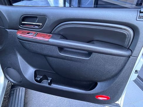 Used 2011 Cadillac Escalade Premium image 32