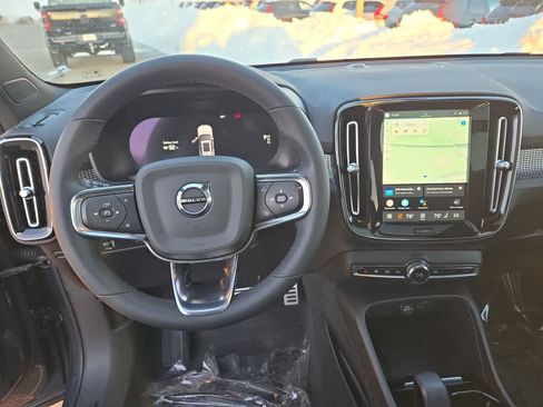 Used 2022 Volvo XC40 P8 Recharge Plus image 13