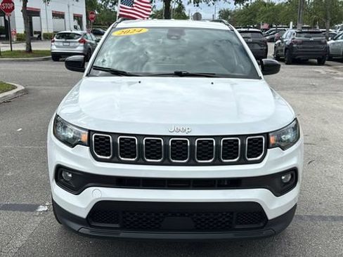Used 2024 Jeep Compass Latitude AWD/4WD image 2