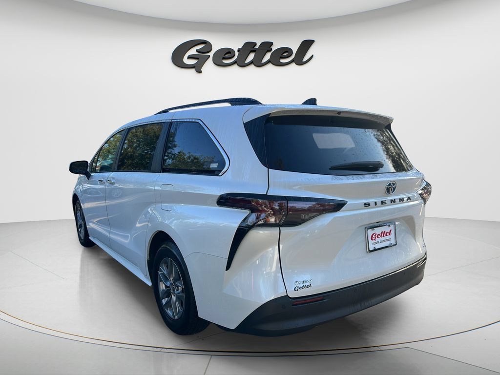 Certified 2025 Toyota Sienna XLE FWD image 7