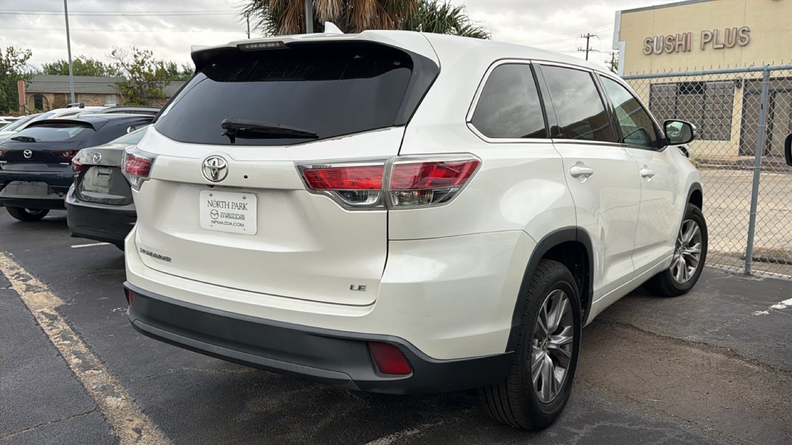 Used 2015 Toyota Highlander LE FWD image 3