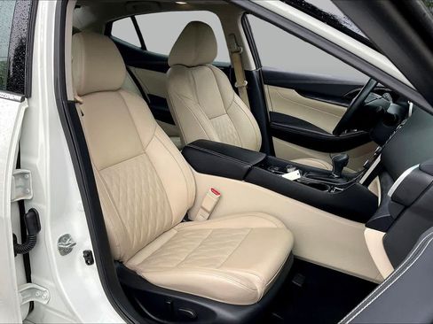 Used 2023 Nissan Maxima Platinum w/ Sport Mat Group FWD image 17