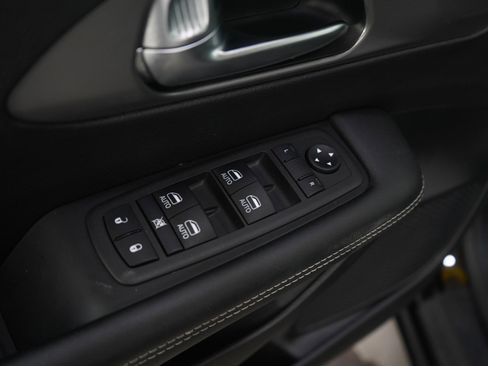 Used 2025 Chrysler Pacifica Select FWD image 23