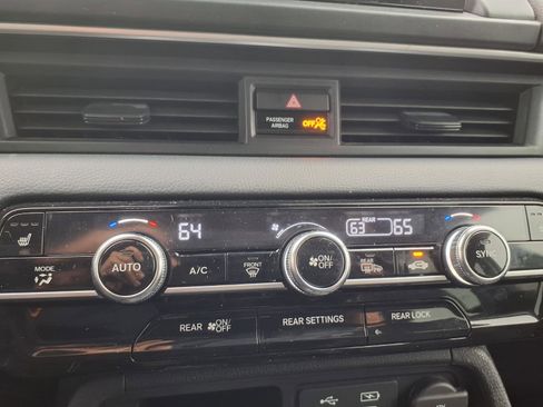 Used 2023 Honda Pilot Touring image 7