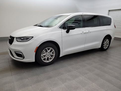 Used 2024 Chrysler Pacifica Touring FWD image 2