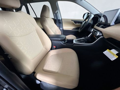 Used 2025 Toyota RAV4 XLE w/ Convenience Package FWD image 31