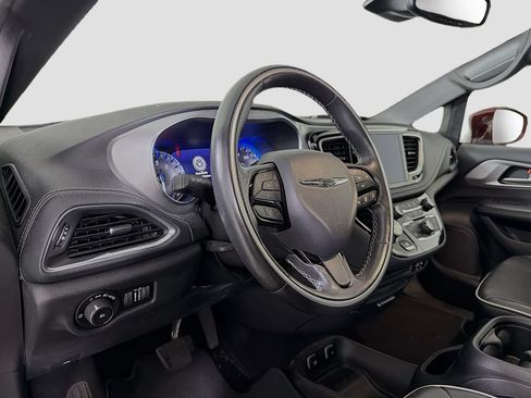 Used 2019 Chrysler Pacifica Limited w/ Advanced Safetytec Group FWD image 8
