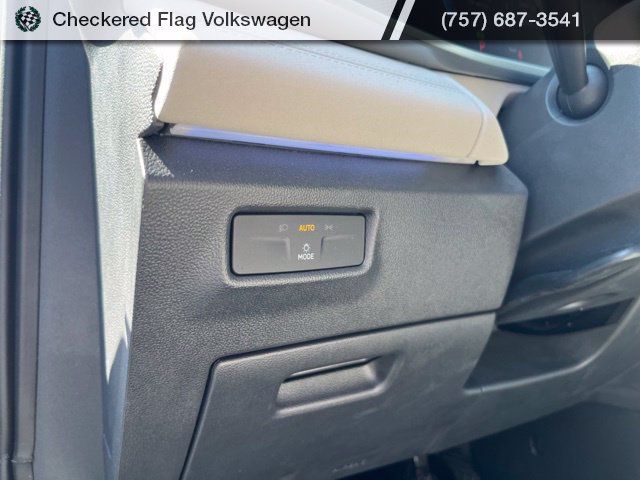 Used 2025 Volkswagen Tiguan SE FWD image 16