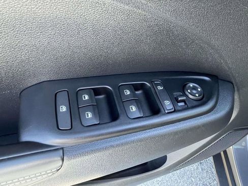 Used 2025 Hyundai Venue Limited image 17