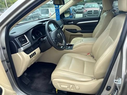 Used 2015 Toyota Highlander XLE FWD image 10