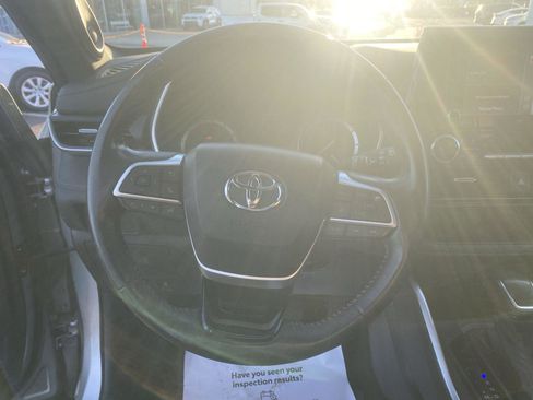 Used 2022 Toyota Highlander XSE image 17