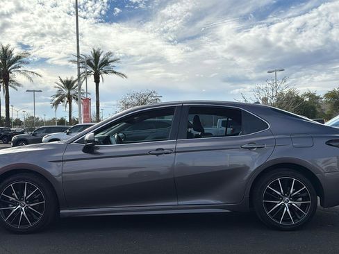 Used 2023 Toyota Camry SE image 3