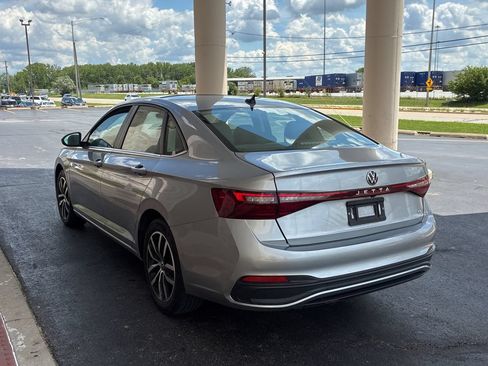 Used 2025 Volkswagen Jetta SE FWD image 2