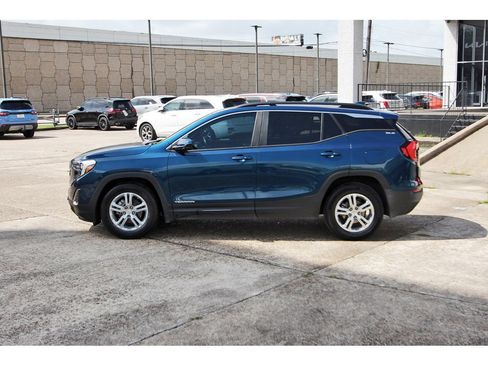 Used 2021 GMC Terrain SLE w/ Driver Convenience Package FWD image 4
