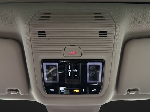 Used 2025 Volkswagen Atlas SEL AWD/4WD image 33