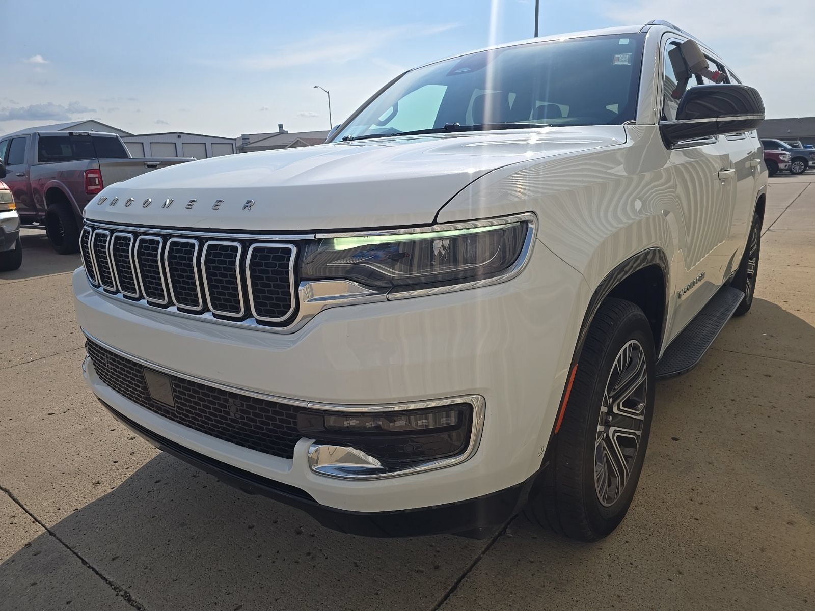 Used 2025 Jeep Wagoneer 4WD image 4