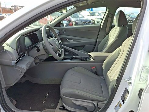 Certified 2025 Hyundai Elantra SE image 13