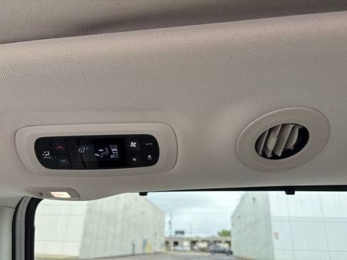 Used 2018 Chrysler Pacifica Limited w/ Tire & Wheel Group FWD image 36