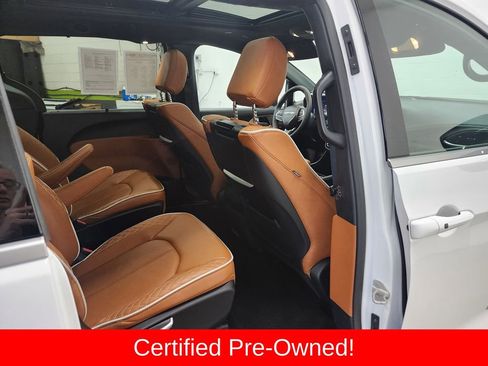 Used 2025 Chrysler Pacifica Pinnacle image 32