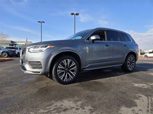 Used 2020 Volvo XC90 T8 Momentum image 2