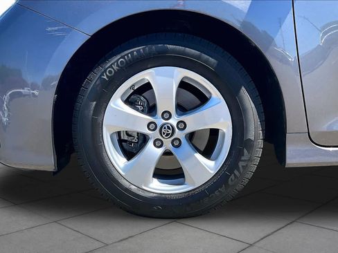 Used 2018 Toyota Sienna LE FWD image 10
