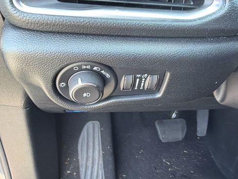 Used 2025 Chrysler Pacifica Limited FWD image 26