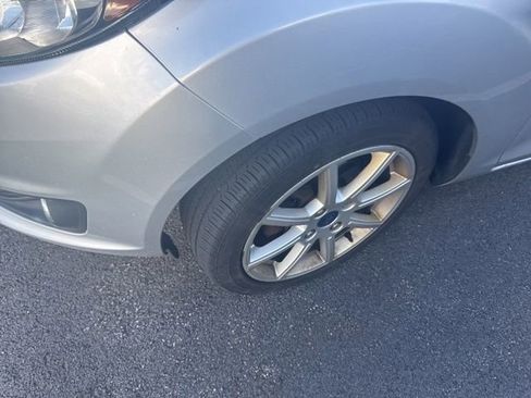 Used 2015 Ford Fiesta SE w/ Equipment Group 201A FWD image 2