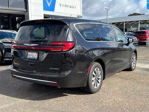 Used 2022 Chrysler Pacifica Touring-L image 8